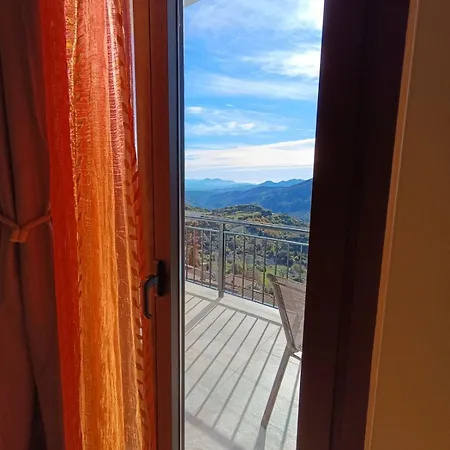 νύμφη ηχώ, θέα στα βουνά κάτω από το ρολόι * Dimitsana