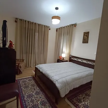 νύμφη ηχώ, θέα στα βουνά κάτω από το ρολόι Dimitsana