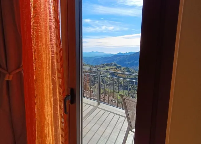 νύμφη ηχώ, θέα στα βουνά κάτω από το ρολόι * Dimitsana