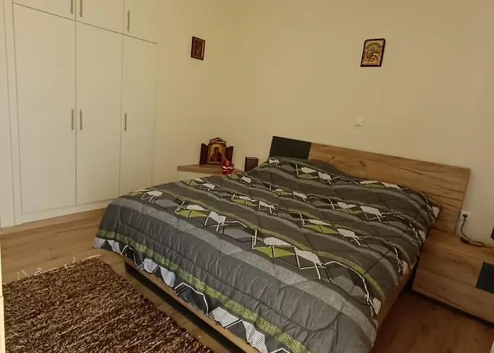 νύμφη ηχώ, θέα στα βουνά κάτω από το ρολόι Dimitsana