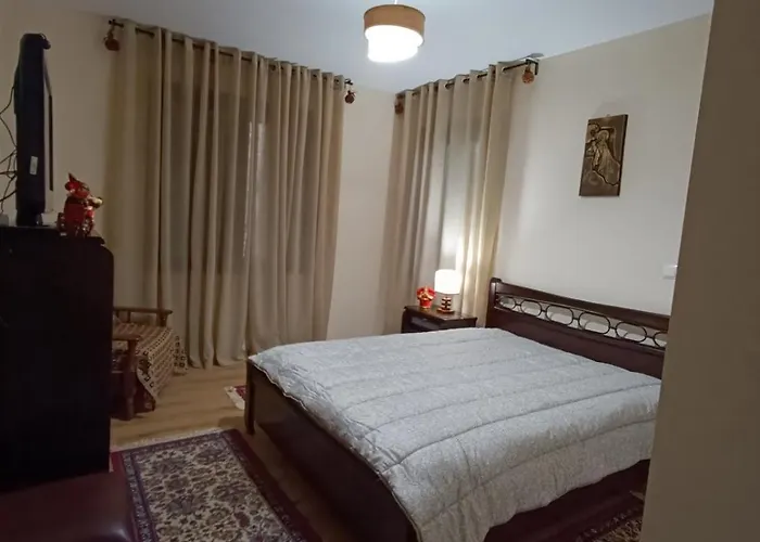 νύμφη ηχώ, θέα στα βουνά κάτω από το ρολόι Dimitsana